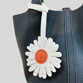 DAISY FLOWER BAG CHARM Daisy Flower Leather Bag Charm Hand-Stitched Floral Keychain Sunflower Leather Car Keychain
