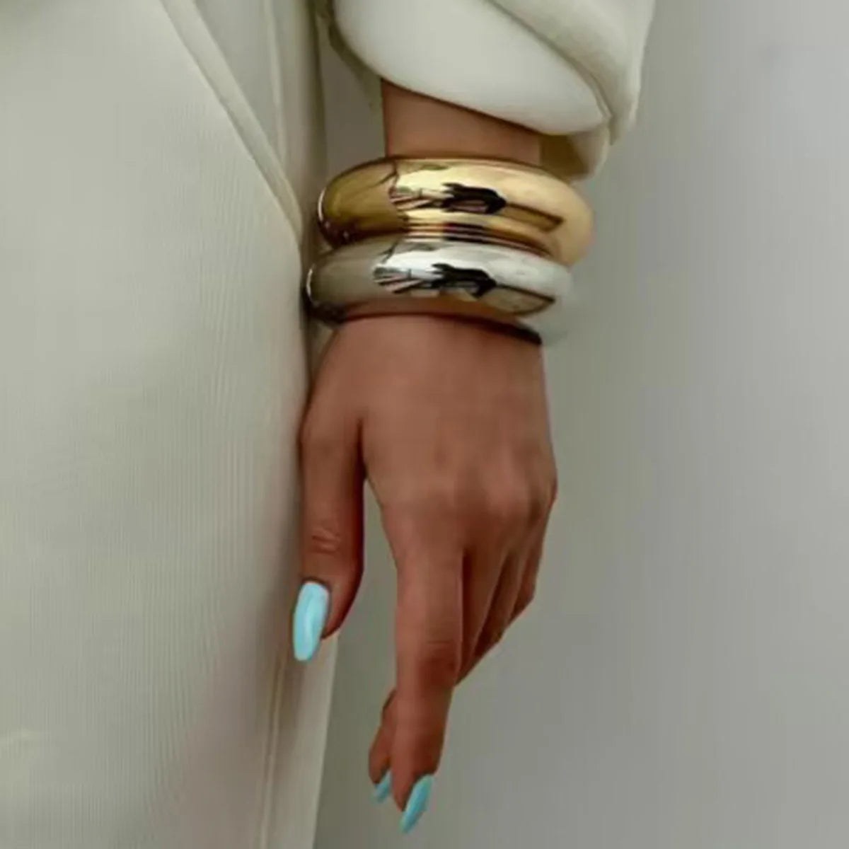 Vintage Gold Color Fashion Bracelets for Women Punk Hip Hop Heavy Metal Spring Bangles KB8604 Style Jewelry