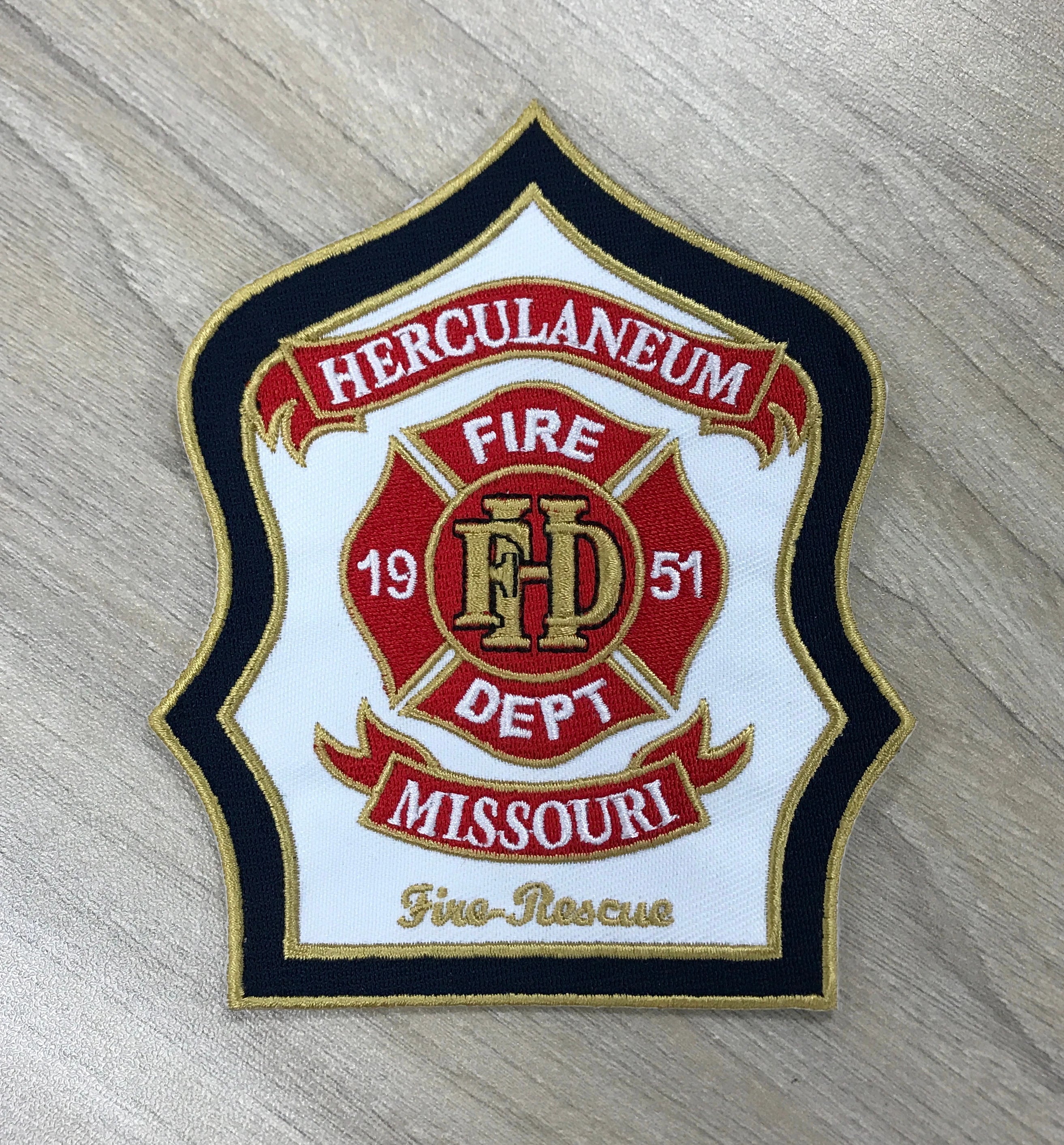 Custom Polyester Embroidered Patches Iron-on Backing Embroidery Patches for Clothing