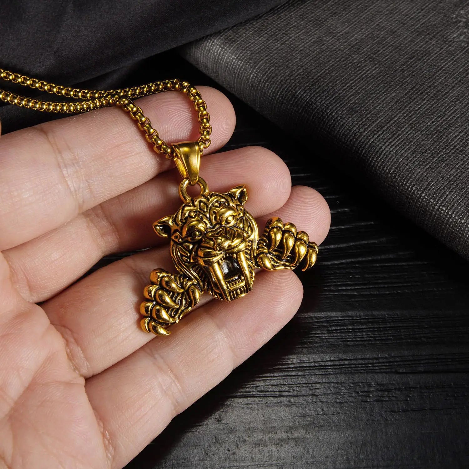 Wholesale of Fashionable Men's and Women's Stainless Steel Chain Necklaces Men's and Women's tiger Pendants and Accessories
