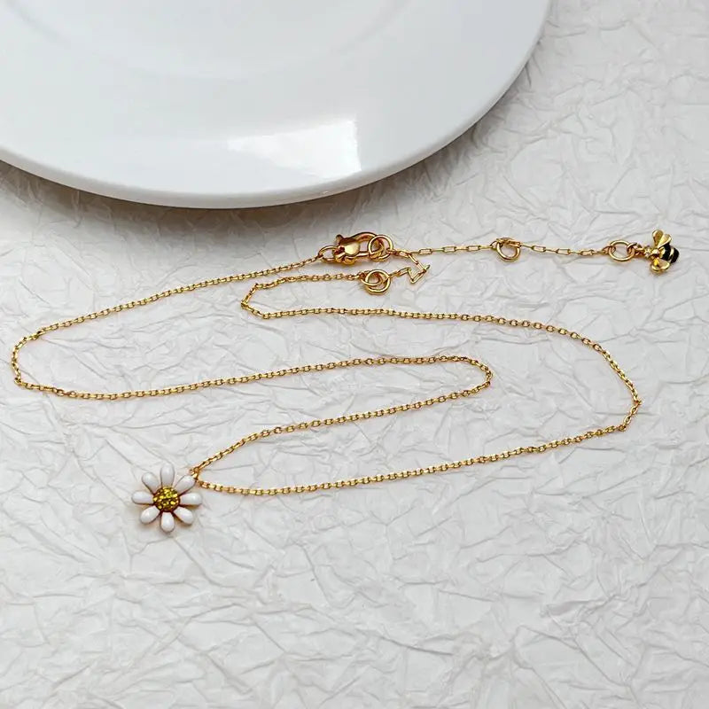 Daisy Necklace for Women Personalized Enamel Daisy Charm Necklace Minimalist Jewelry Gift for Mom