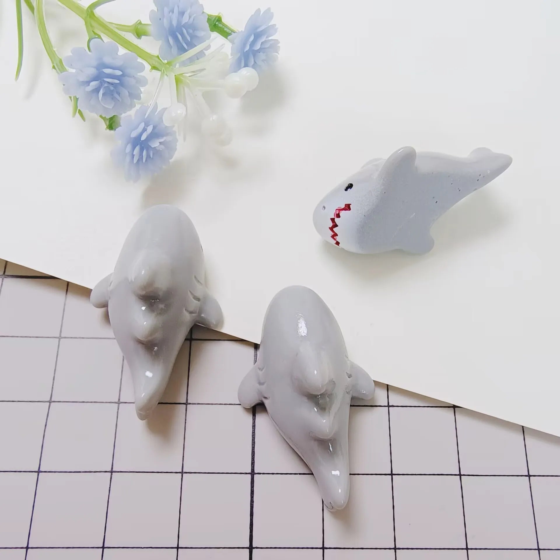 100Pcs/Bag Customizable ODM 31*20mm Cartoon Shark Resin Figurines Cute Mini Shark Cabochons for DIY Crafts