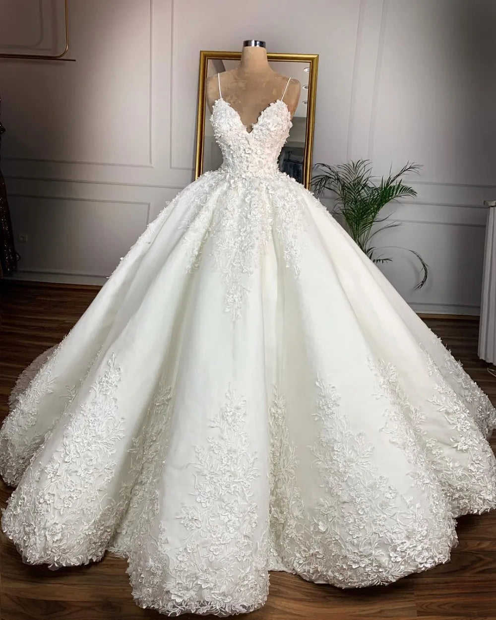 Deep V-neck Sexy Lace Neat Wedding Dress Romantic Dignified Wedding 2023 New Summer