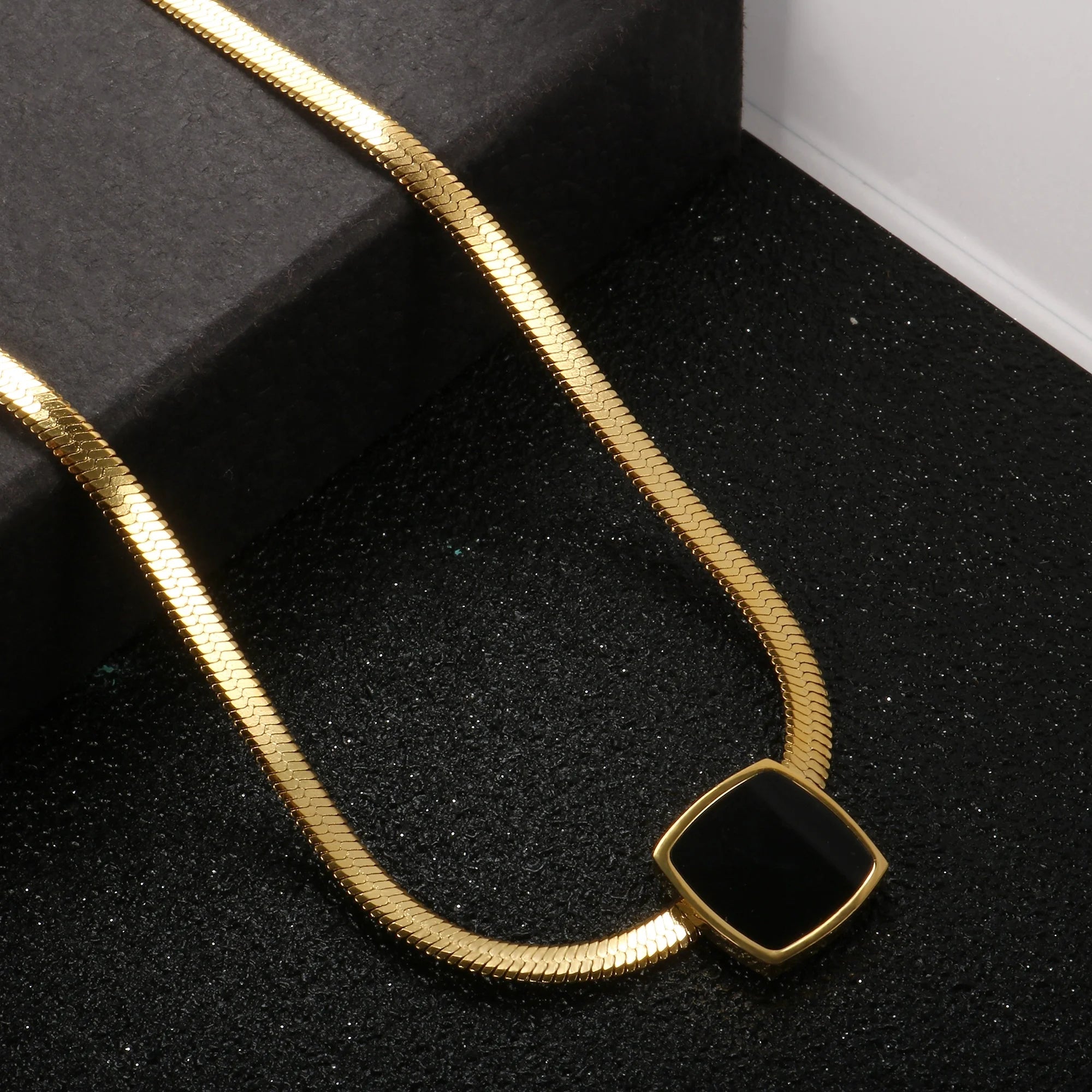 Luxury Fashion Necklaces Jewelry Bulk Black Square Charm Pendant Flattened Snake Chain Choker Necklace for Women