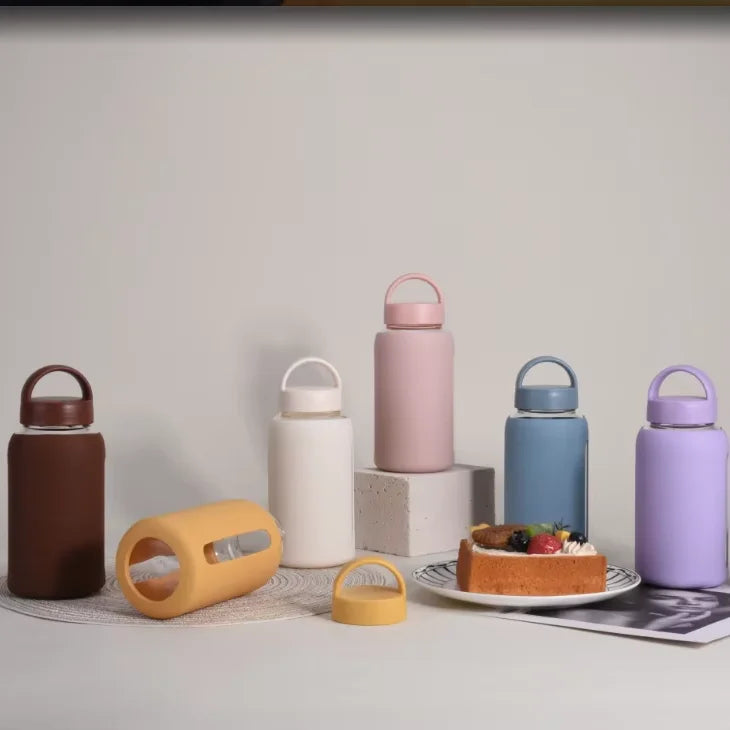 600ml Glass Bottle with Silicone Sleeve Wear-Resistant and Anti-Slip Portable Drink Cup for Outdoor Sports and Casual Use