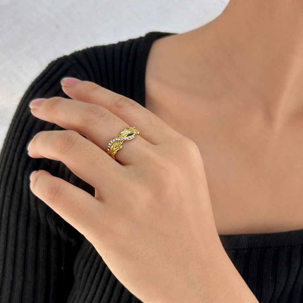Exquisite Women's Twisted Stainless Steel Ring Fashion Gold Plated Textured Shiny AAA Cubic Zirconia Finger Jewelry