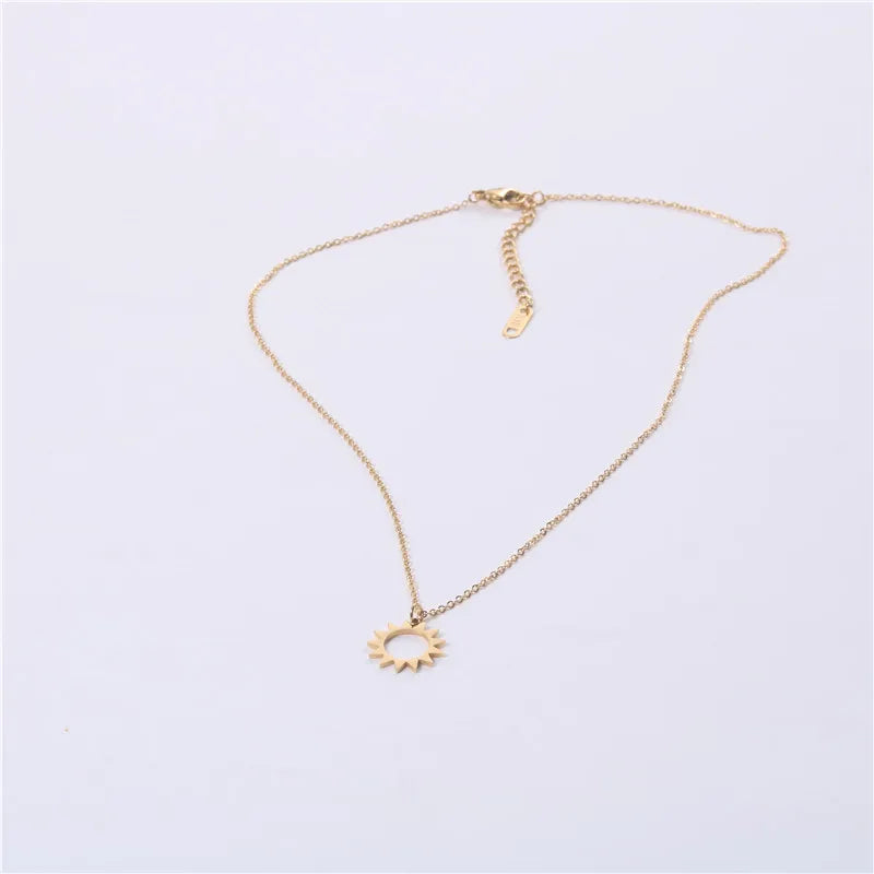 Fenny 18K Gold Plated Wholesale Tarnish Free Fashion Dainty Sunburst Gear Pendant Stainless Steel Necklace for Women