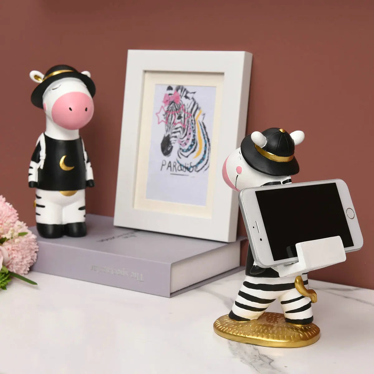 Awoyhaitii Creative Resin Mobile Phone Holder Nordic Table Black and White Markings Animal Figurine Decoration