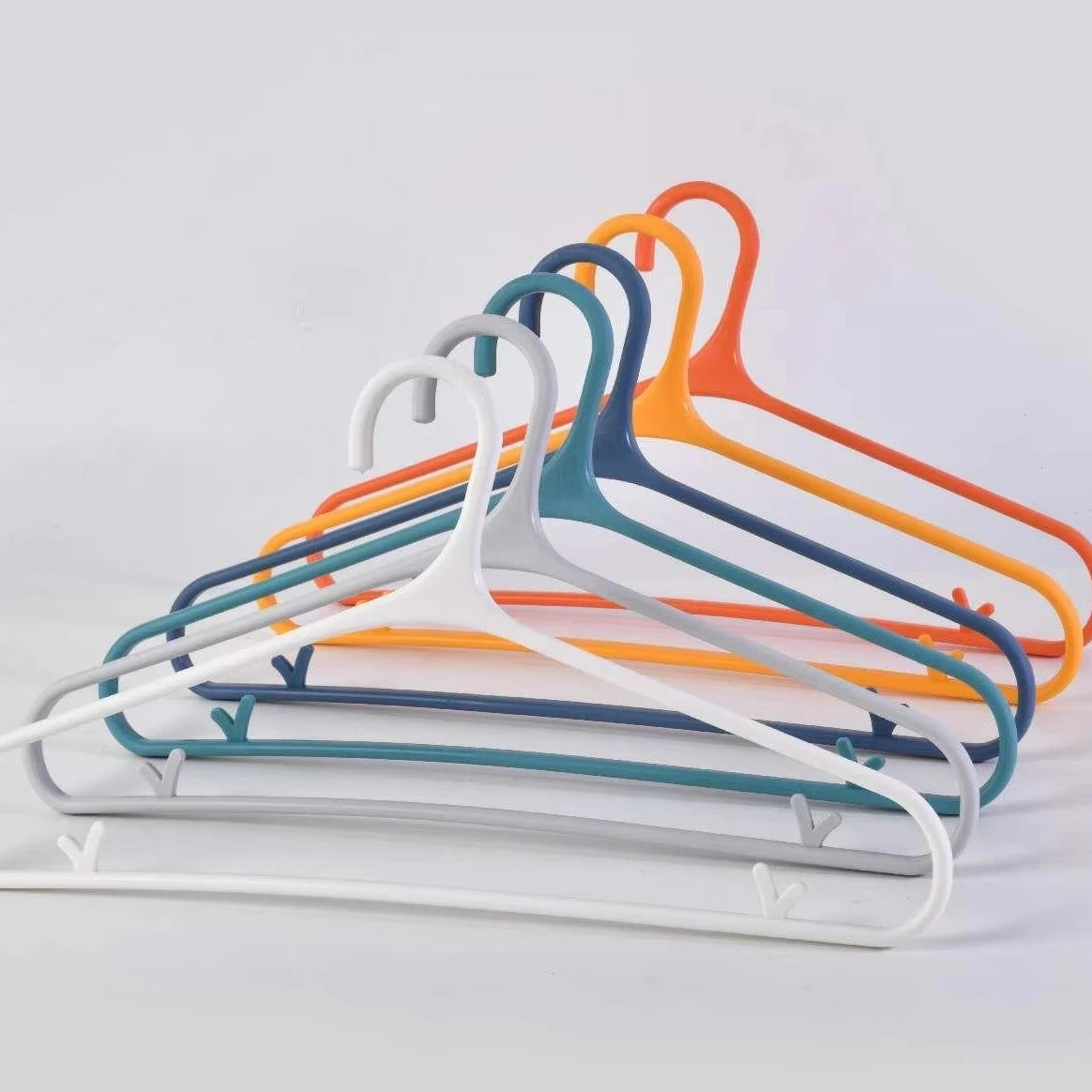 New Design  Plastic Clothes Hangers Household Non Slip Non-marking Hanger Suit Coat for Clothing Shop
