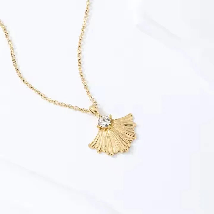 Unique Zircon Scalloped Shell Shaped Gold Plated Stainless Steel Bijoux En Acier Ginkgo Leaf Pendant Necklace