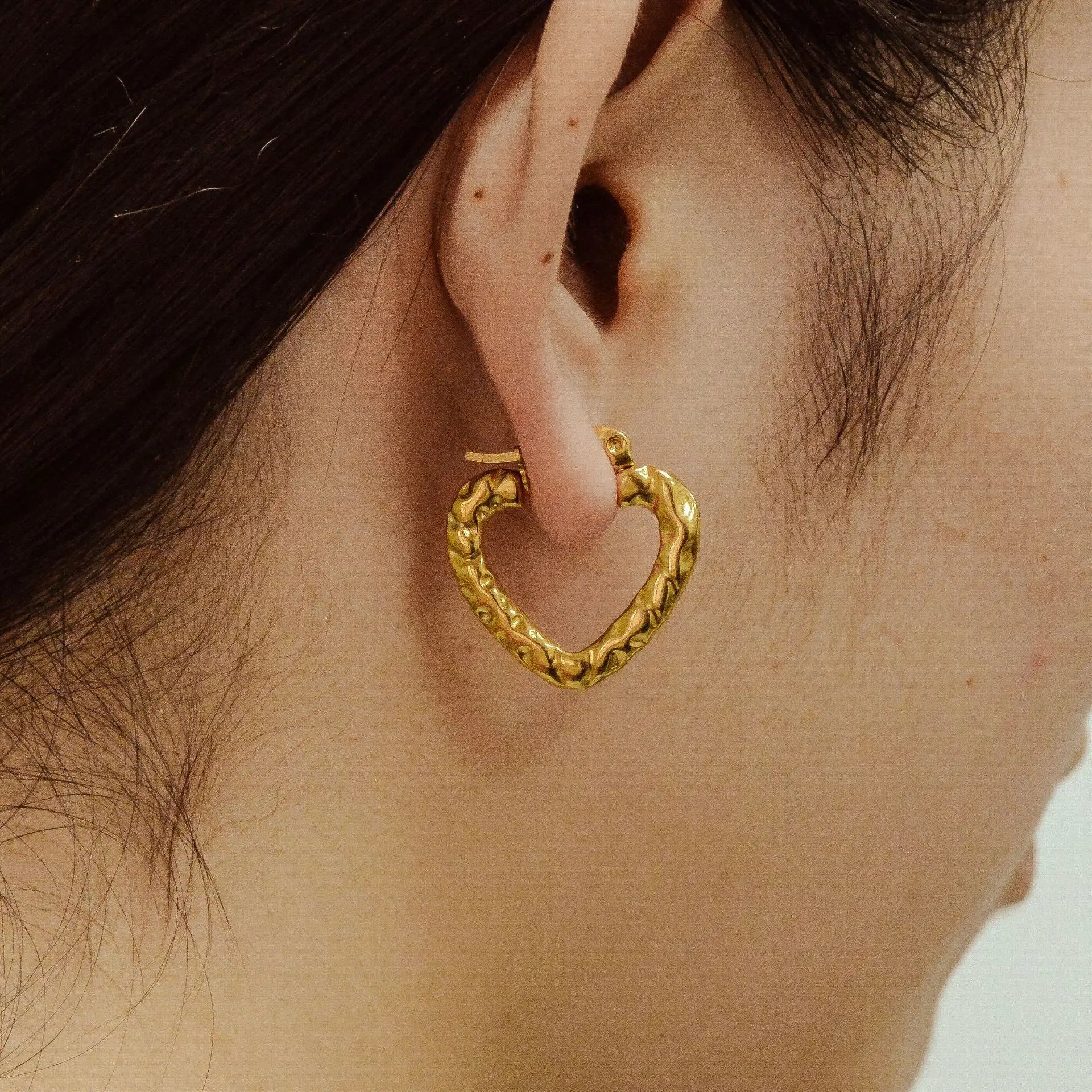 Fashion Jewelry Stainless Steel 18K Gold Heart Earrings Unique Embossed Hoop Earrings Wholesale