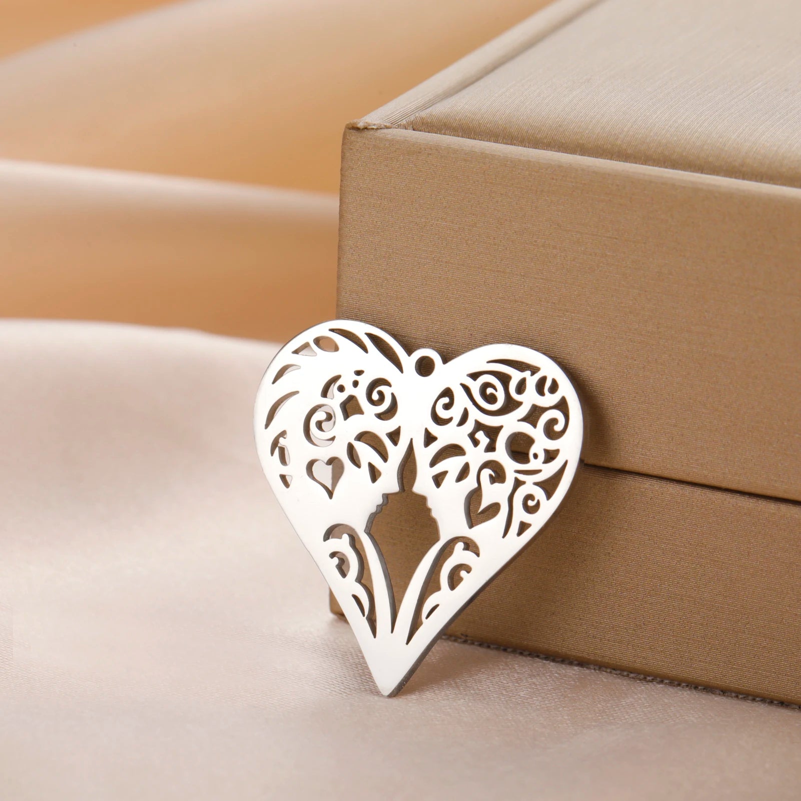 Stainless Steel Heart Charm Gold Color Fashion Women Forehead Hollow Out Pendant Jewelry Accessories for Necklace Bracelet