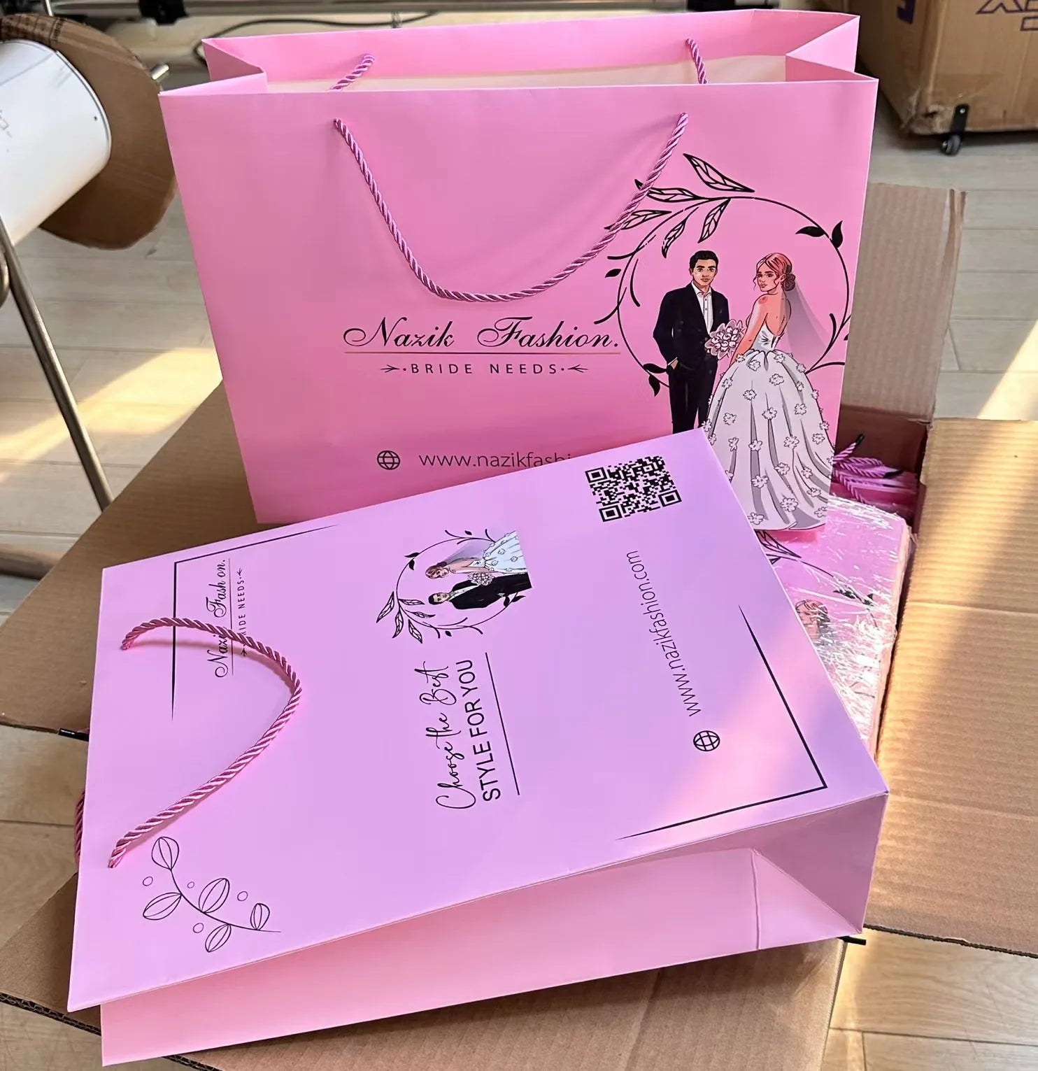 Wholesale White Black Paper Shopping  Bags Custom White Paper Gift Bags With Handles