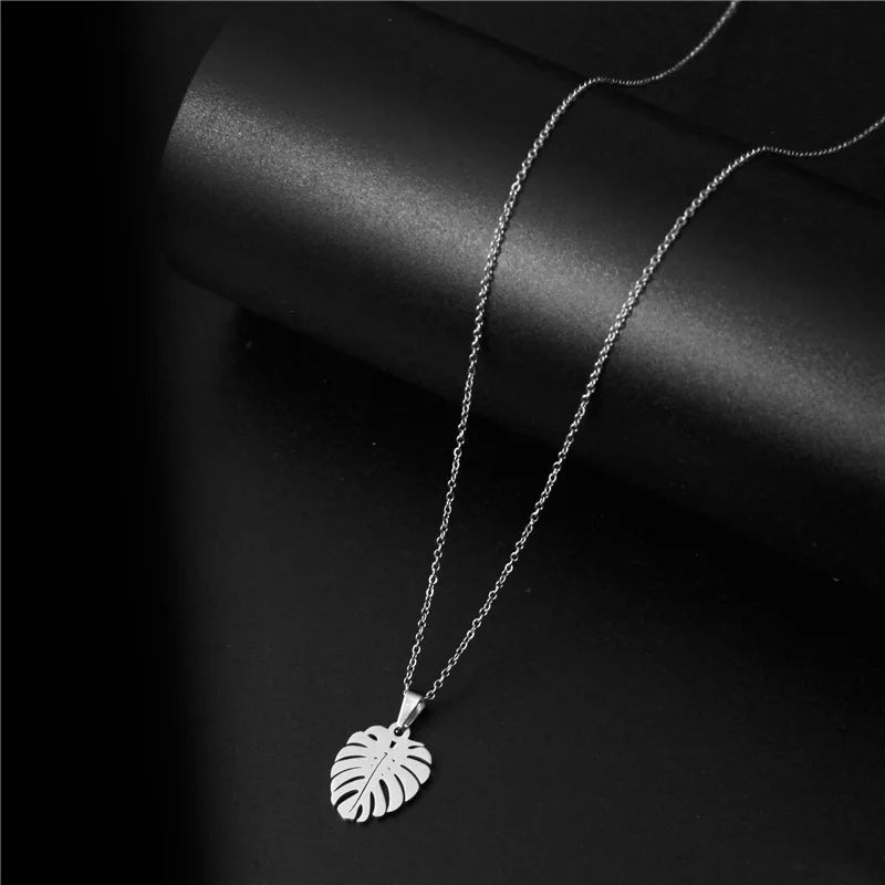 Female Leaf Necklace Female Pendant Simple Temperament Stainless Steel Niche Design Leaf Collarbone Chain