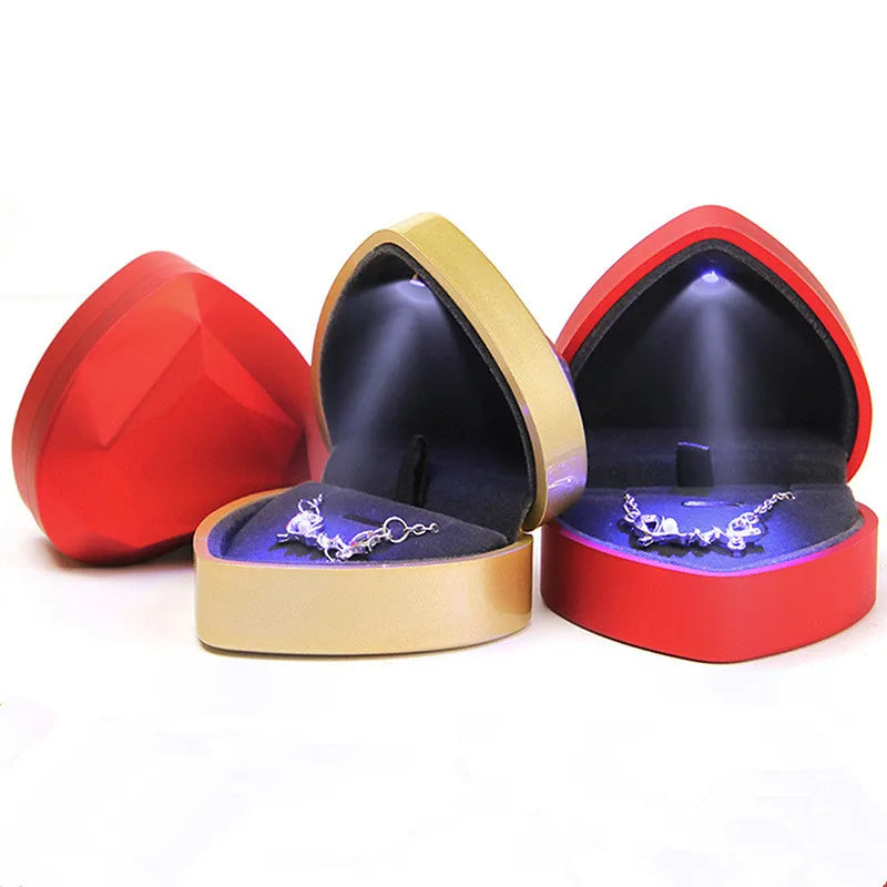Luxury Portable Heart-Shaped KW Brand Jewelry Box LED Lighting Logo-Gift Packaging for Rings Fashionable Valentine's Day Gift