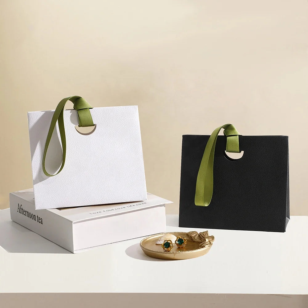 Wholesale Exquisite Jewelry Packaging Paper Bag Portable Small Gift Bags with Handles Logo Print
