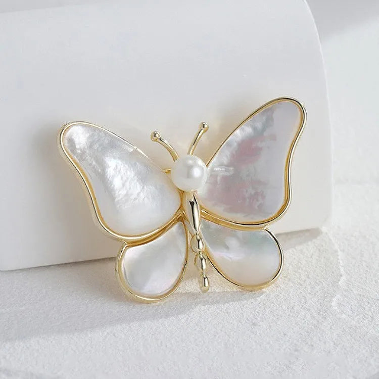 Wholesale New Butterfly Brooch Female Senior Sweet Pearl Pin for Corsage Clothing Accessories