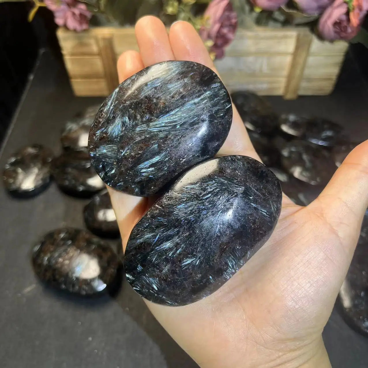 Wholesale Astrophyllite Healing Stones Natural Arfvedsonite Fireworks Stone Crystal Palm Stone  for Gift
