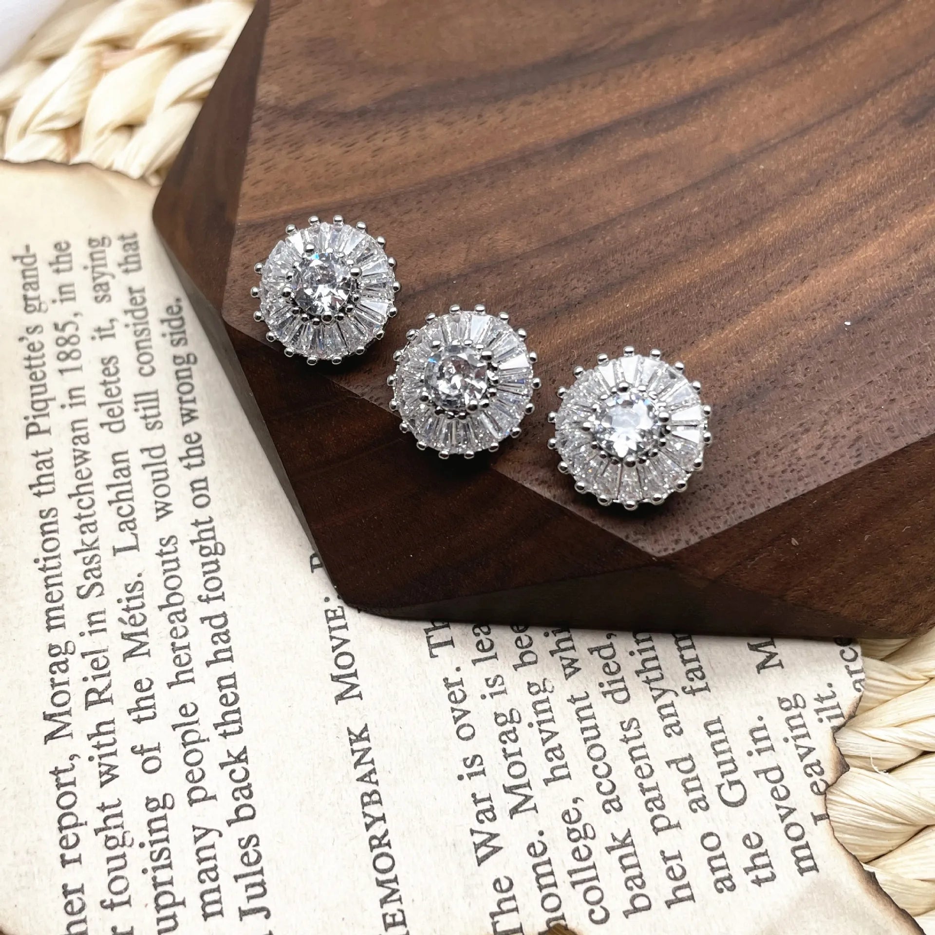 Luxury Elegant Clear Crystal Rhinestone Zircon Diamond Round Metal Button  Flower Charm  for Fashion Garment Accessories