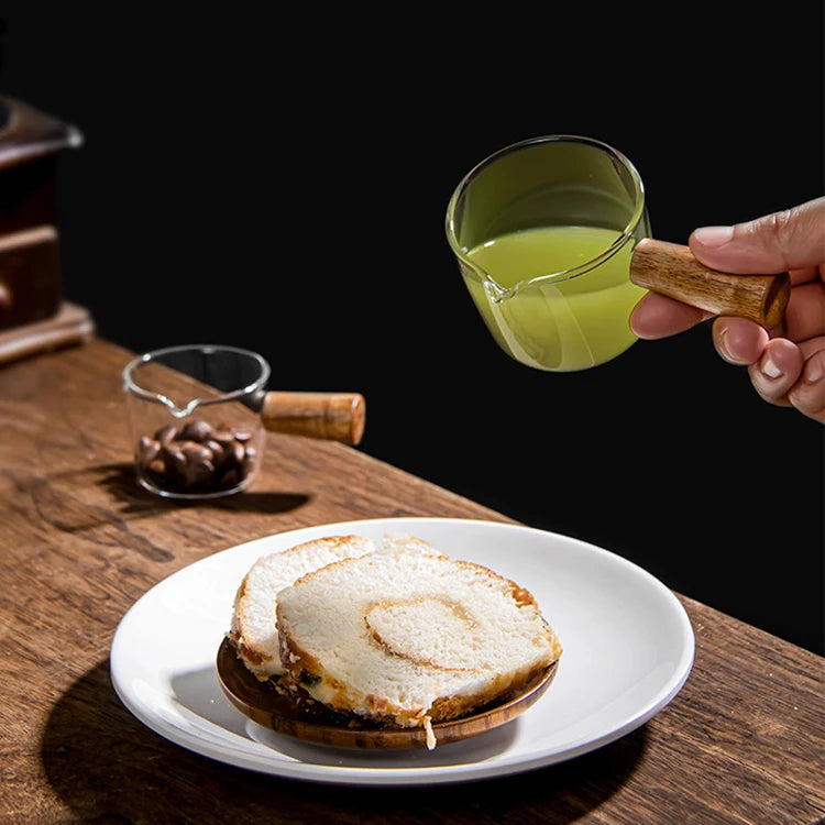 Hot Design Classic Eco-Friendly Borosilicate Glass Cream Pour Glass Cup with Wooden Handle