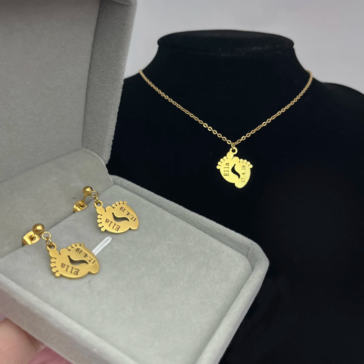 Qiuhan Mother Day Gift Jewelry Sets 18k Gold Plated Stainless Steel Foot Engraved Baby Name Necklace Earring
