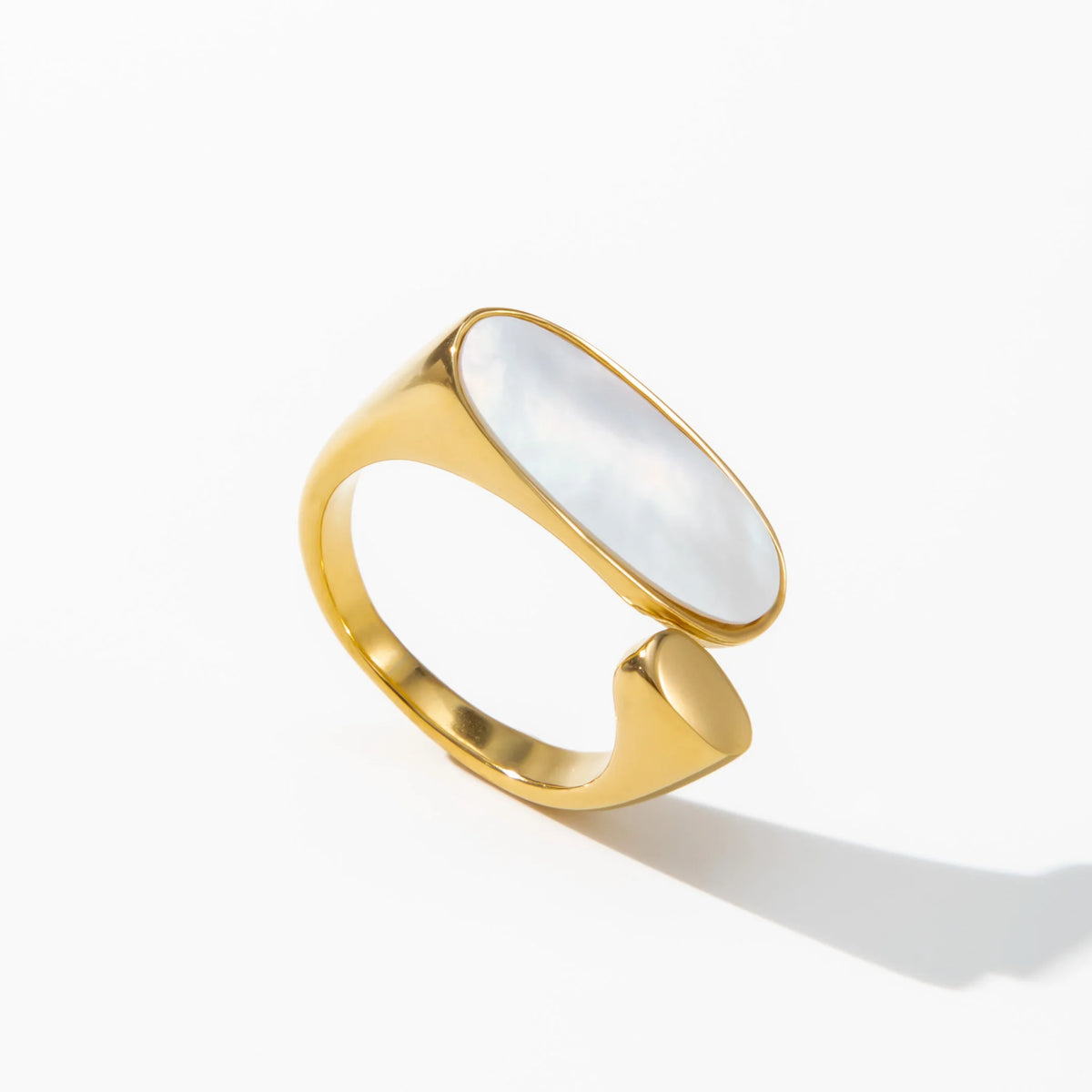 YF2615 Fashion Non Tarnish Jewelry 18K Gold Plated Stainless Steel Delicate White Sea Shell Open Rings for Women MegaBDM