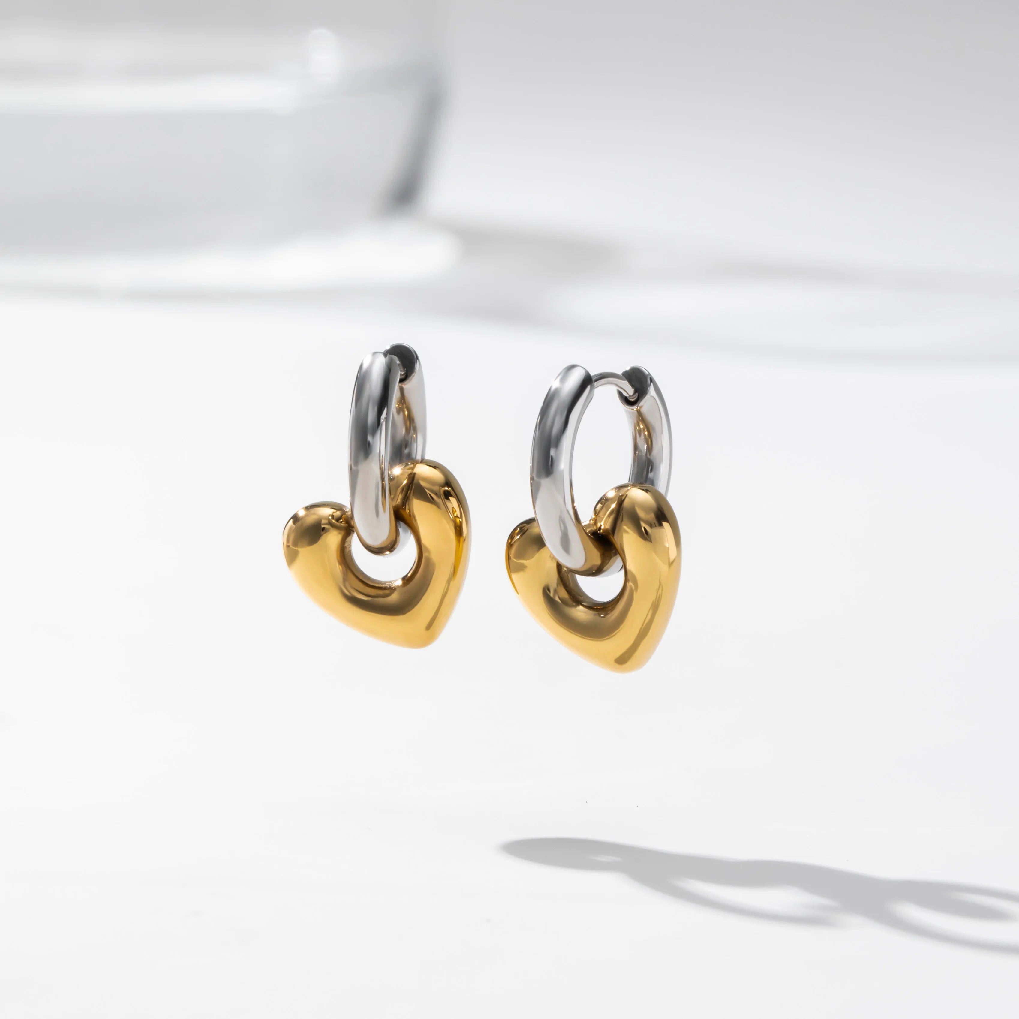 YF3782 Minimalist Non Tarnish Stainless Steel Hoop Earrings 18k Gold Plated Heart Design Two Stone Earring Women