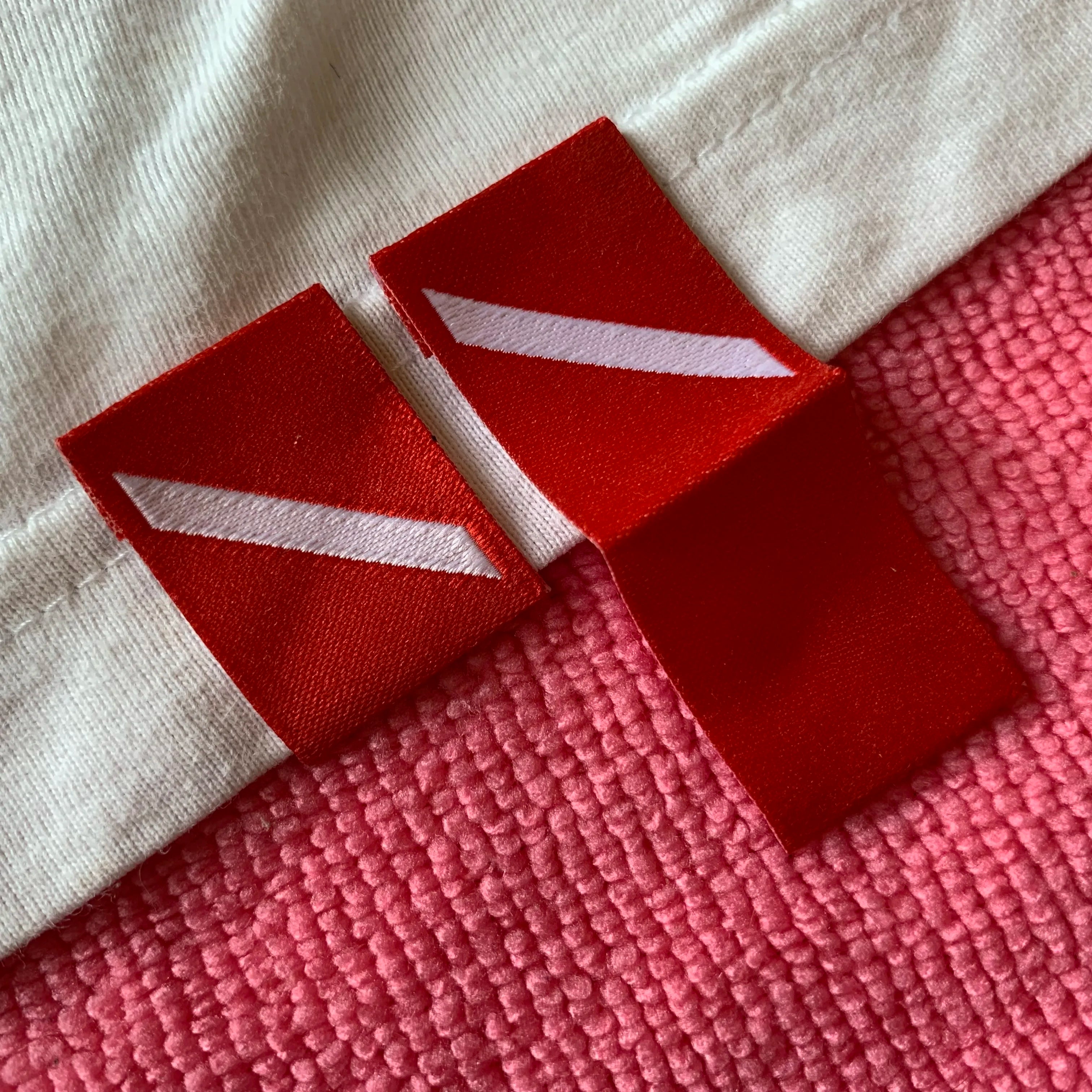 Bright Red Color Stitching logo Sleeve Hem Tagbook Cover Fold Weaving logo Bottom Hem Label