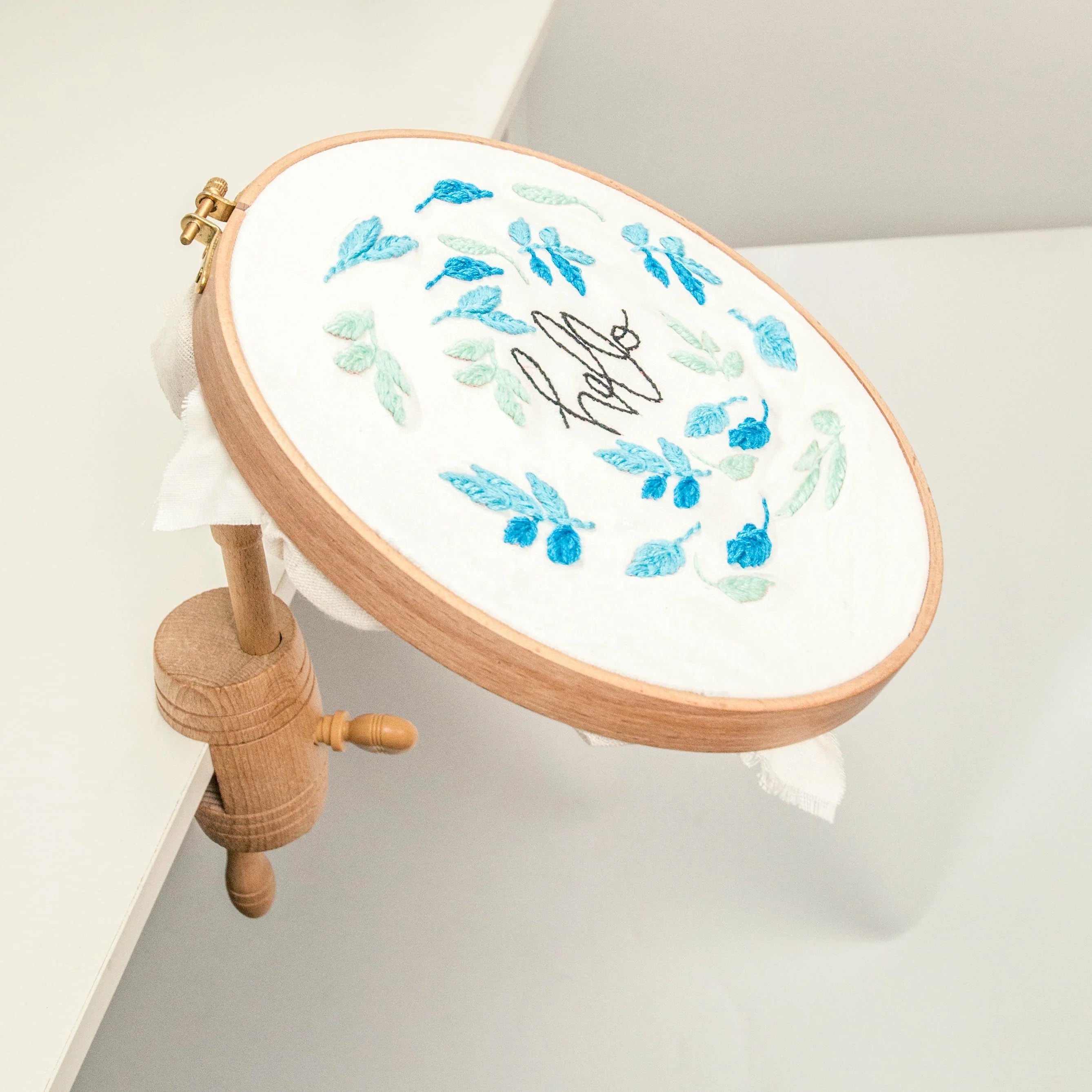 Adjustable Embroidery Stand-on-Table Embroidery Hoop Frame Stand Clamp Rotated Beech Wood Hoop Holder for Handicraft Needlework