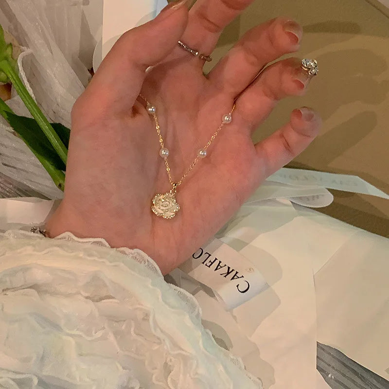 FanYue 2022 New Arrival Jewelry Ins Camellia Flower Pearl Necklace for Women Petite Pearl Flower Necklace