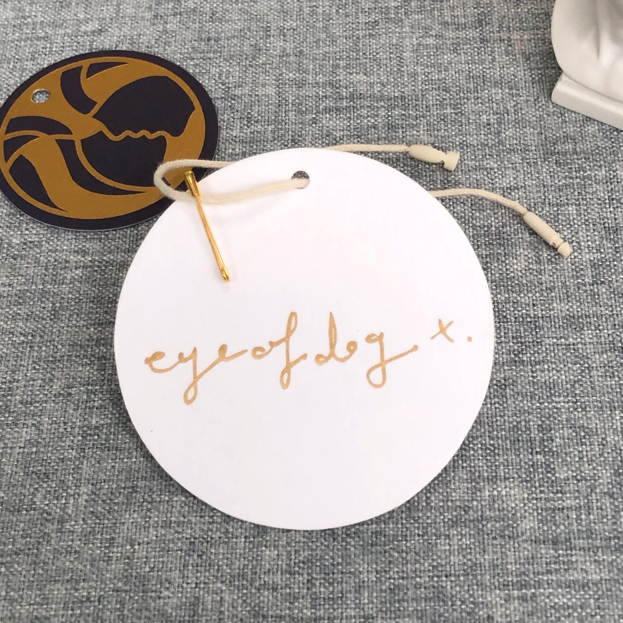 Round Shape Texture Paper Hang Tags Custom Logo Garment Swing Tags With Safety Pin for Clothing Shirts