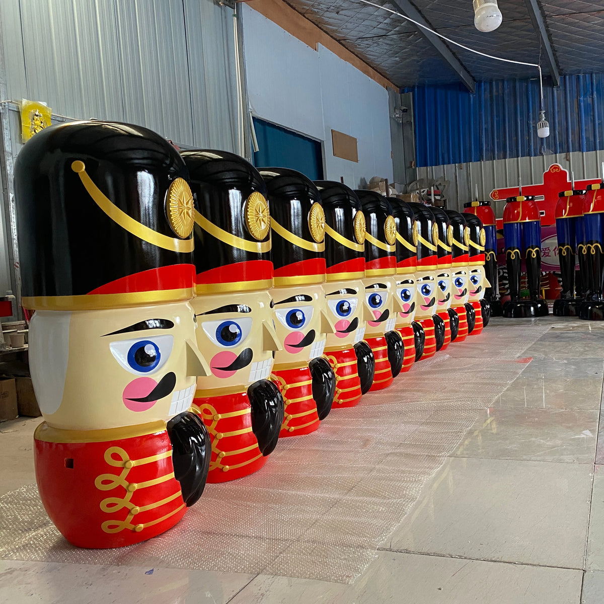Life Size Fiberglass Nutcracker Customized Color Big 2m 3m Christmas Nutcracker Soldier Statue MegaBDM