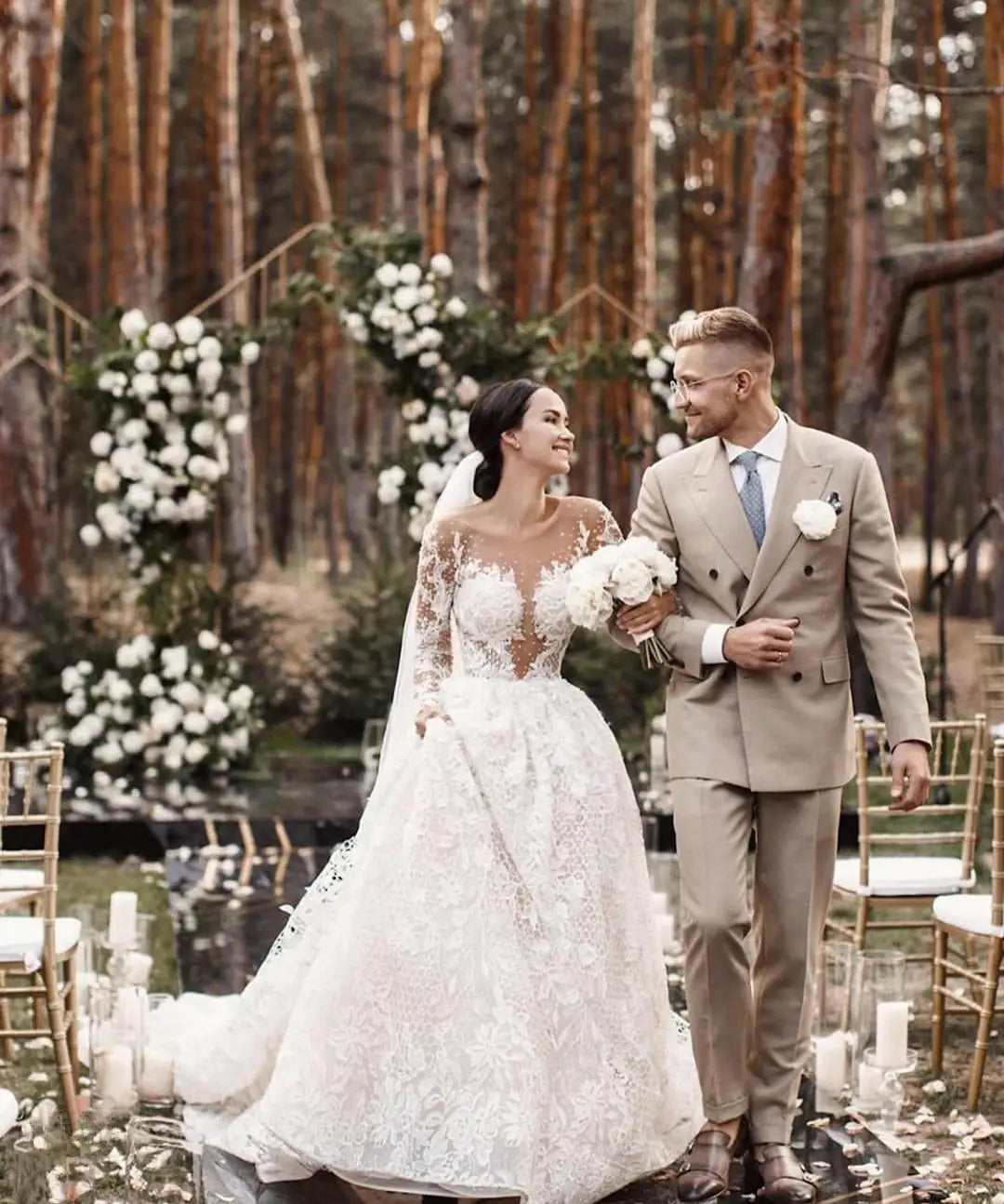 2025 Country Vintage Wedding Dresses Long Sleeves Sheer Neck Lace Appliqued Bridal Gowns Buttons Back Vestido De Novia