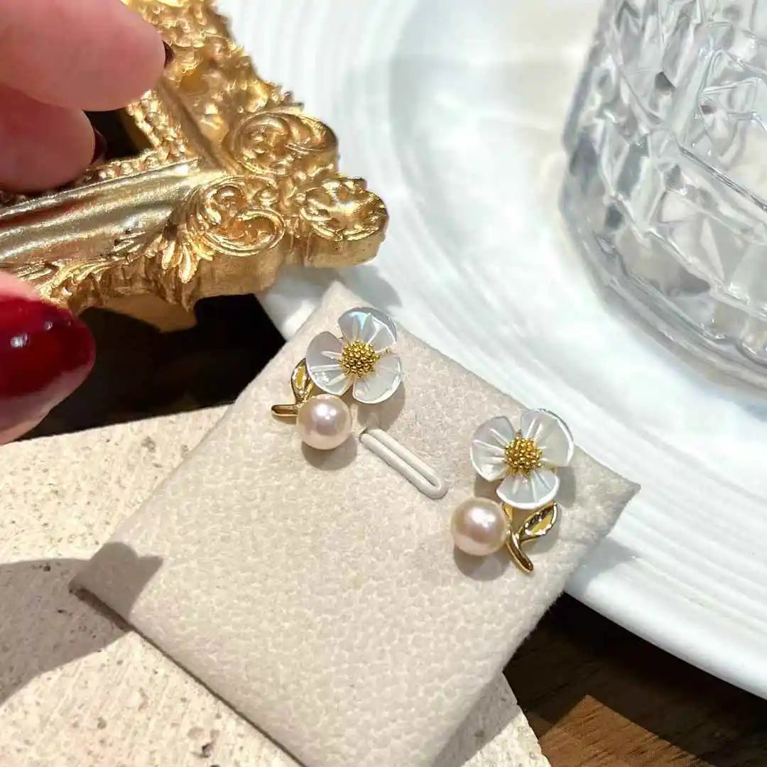 Fritillaria Flower High-end Light Luxury Women's Stud Earrings Gold Plated AAAA Grade White Freshwater Pearl for Wedding