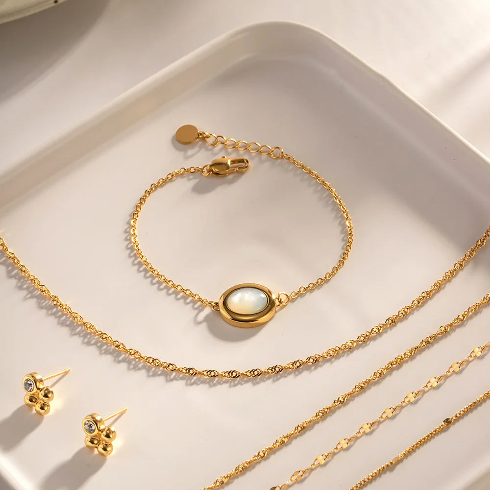 French Luxury 18k Gold Plated Delicate Chain Bracelet Minimalist Elegant Oval Opal Accessory for Engagement or Anniversary