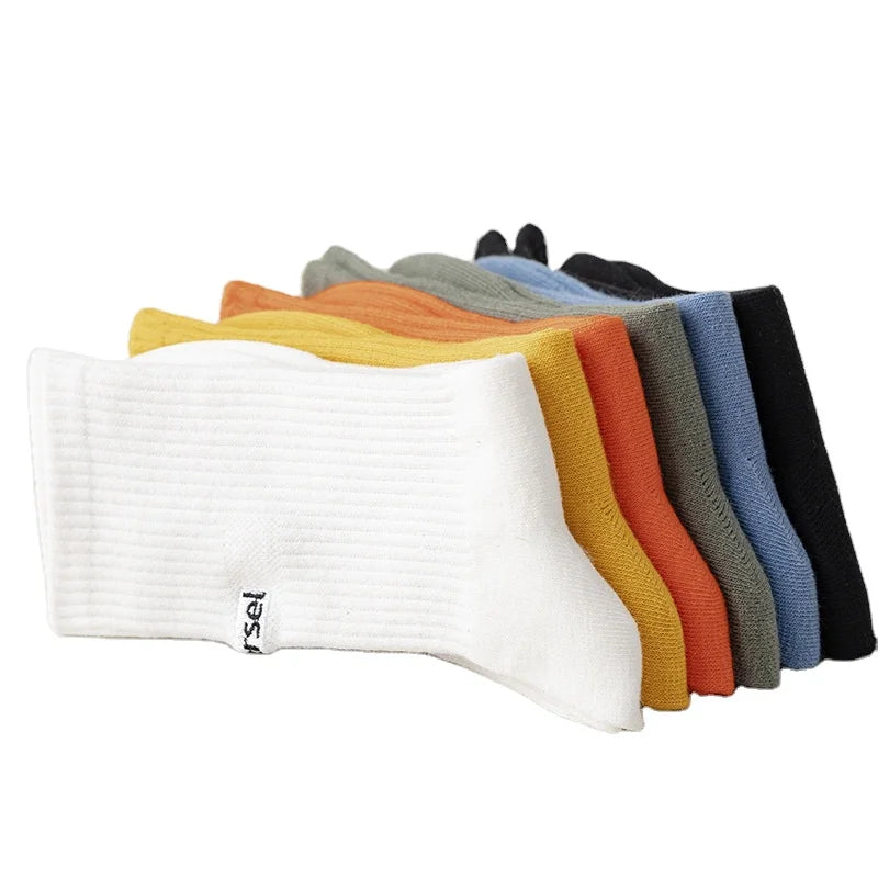 Wholesale High Fashion Man Embroidery Cotton Socks Boys Athletic Walking Casual Socks Manufacturer