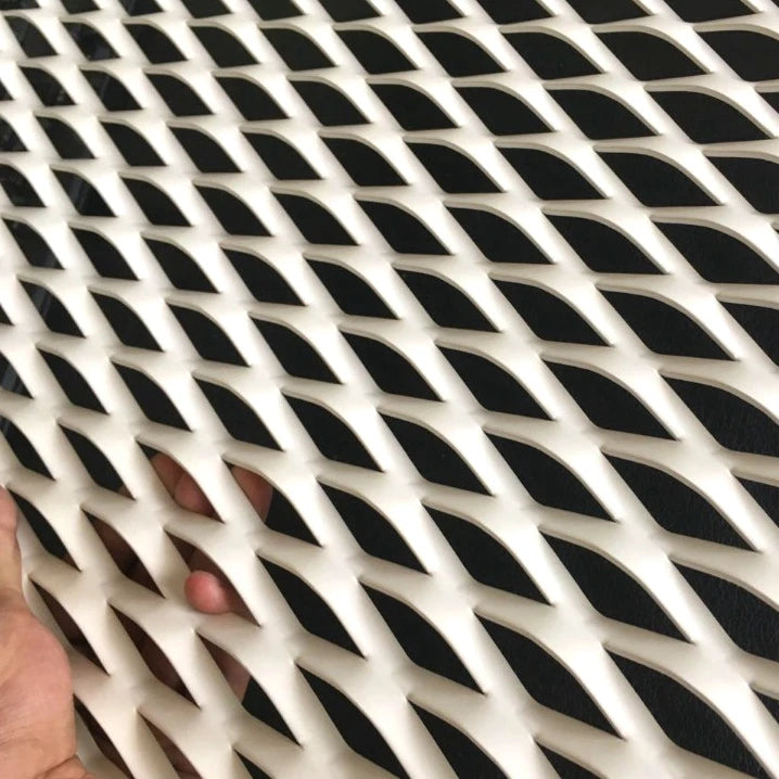 Strong diamond-shaped hole flattened expanded metal mesh