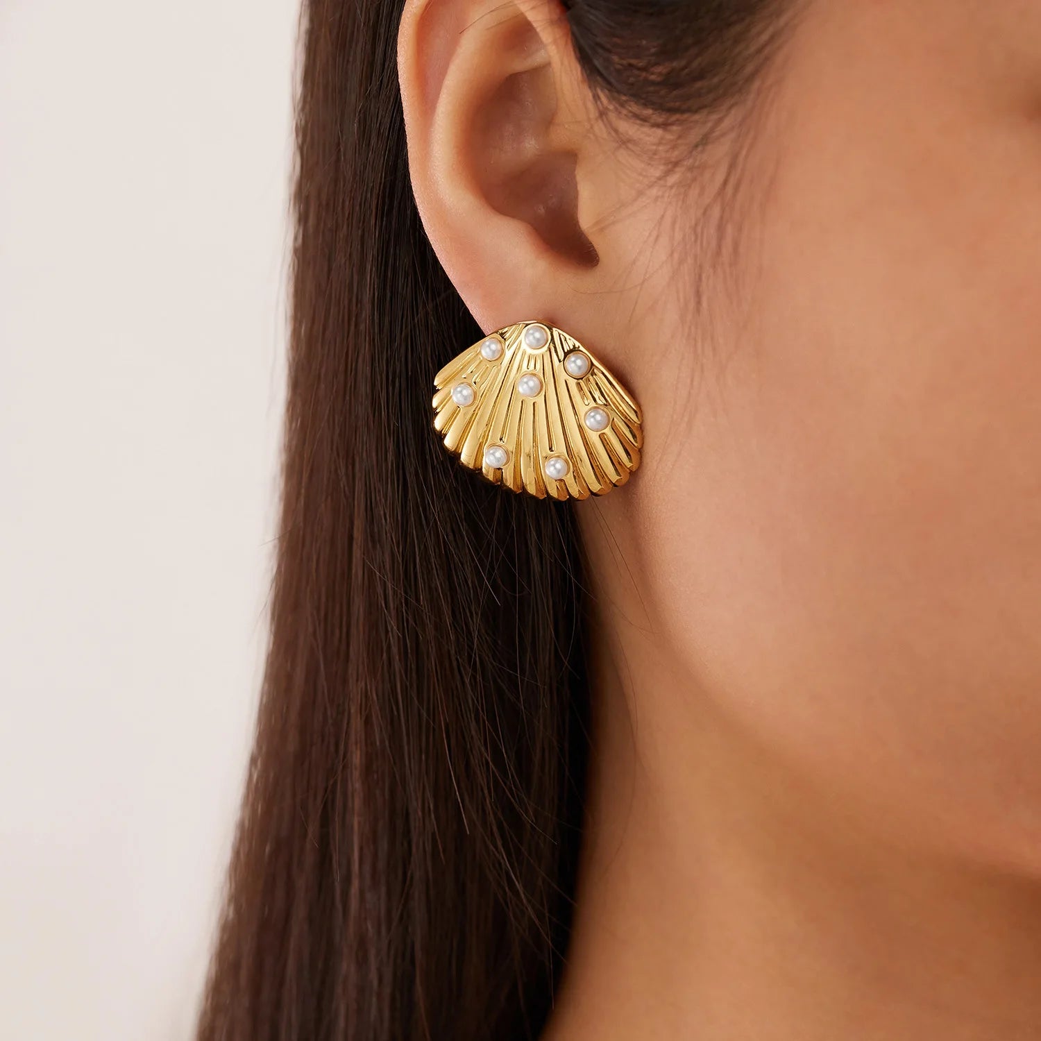 Fashion Summer Trend 18k Gold Plated Stainless Steel Ocean Vacation Style Shell Pearl Stud Earrings for Women