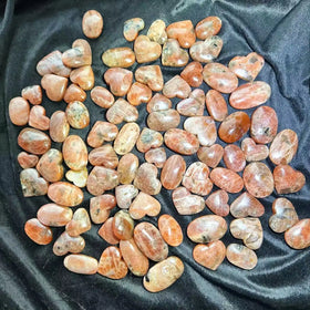 High Quality Crystal Palm Stone Crystal Heart Golden Sunstone Palm Stone for Healing.