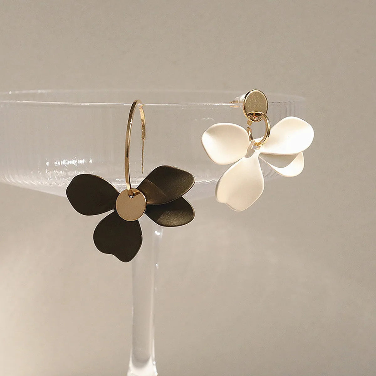 Vintage Enamel Resin White Floral Earrings Double Color Acrylic Petal Flower Dangle Earrings for Gift