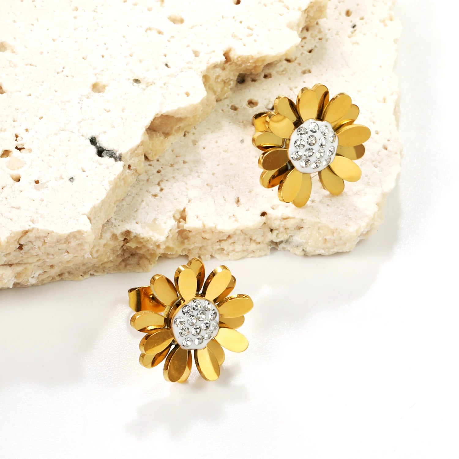 18K PVD Gold Plated Stainless Steel Daisy Flower Stud Earrings Trendy Fashion Jewelry for Girls and Women with Zircon Stone