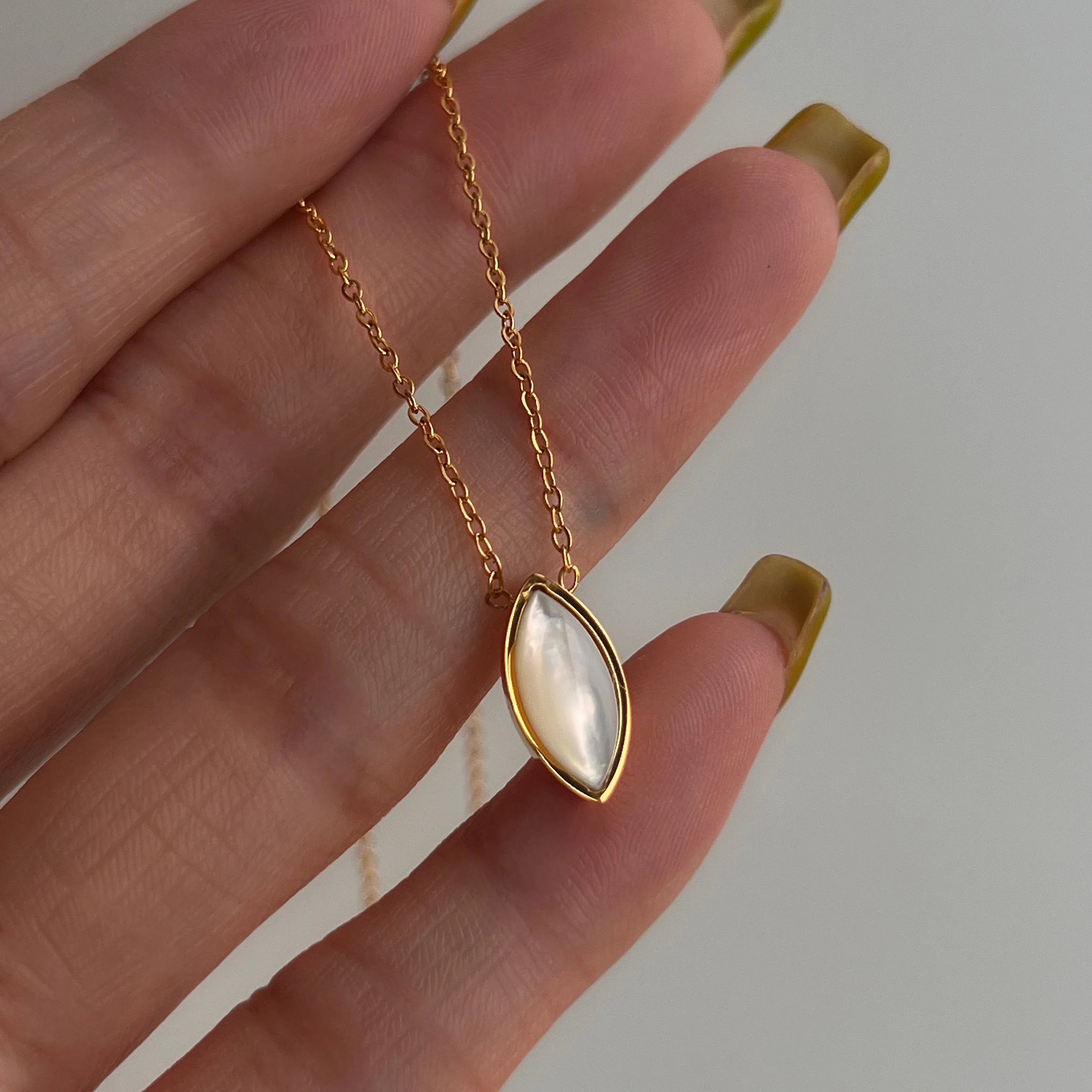 2022 Dazan New Summer Ins 18k Gold Plated Tarnish Free Stainless Steel Vintage Horse Eye Shell Oval Pendant Necklace for Women