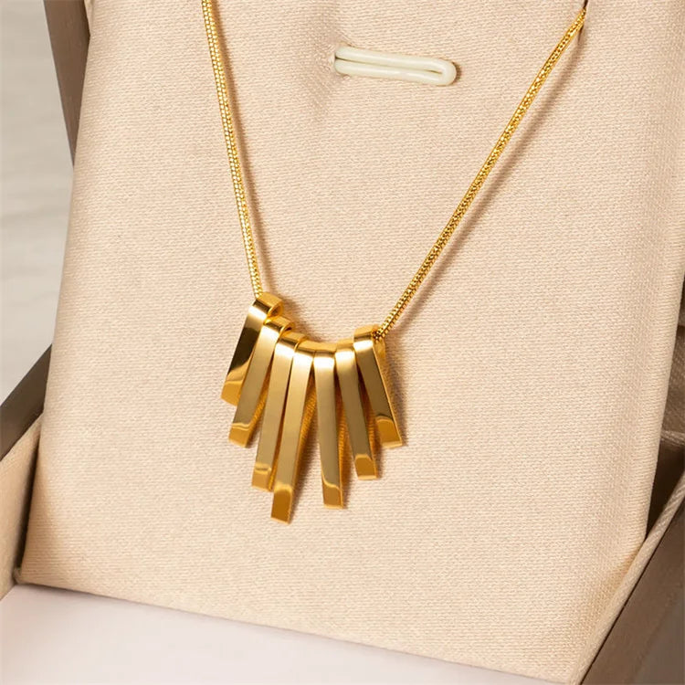 Wholesale New Personalized Fashion Stainless Steel Female Gold Plated Necklace Fan-Shaped Pendent Necklace