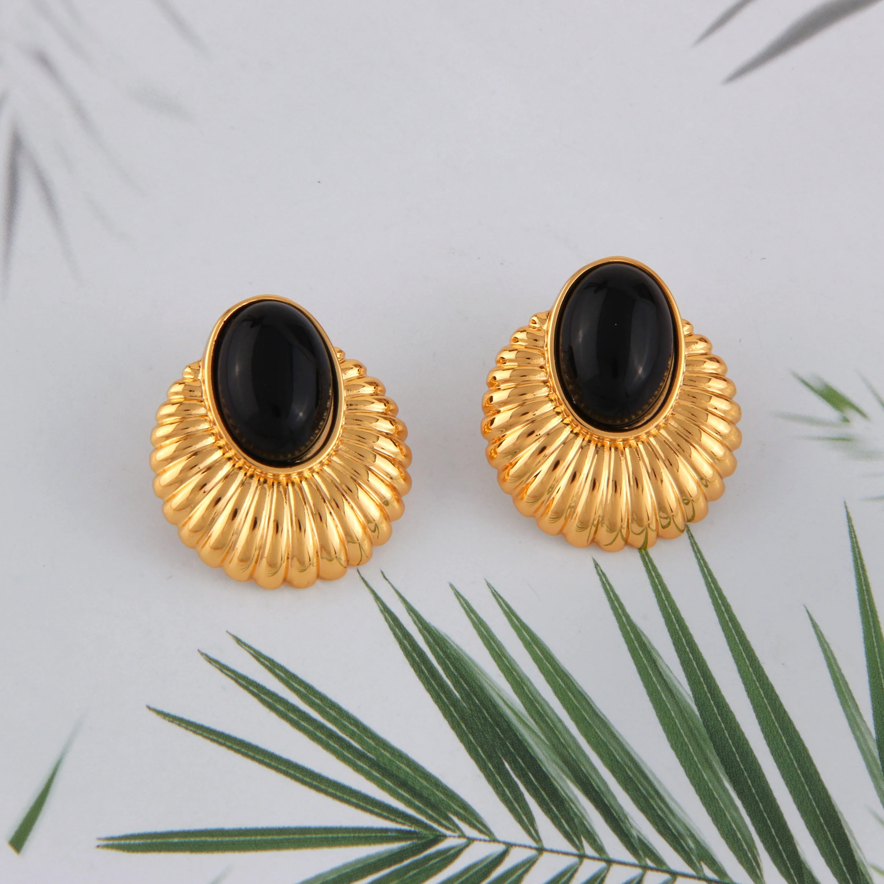 Stylish French Retro Geometric Cat Eye Black Stone Gold Alloy Metal Earrings for Women