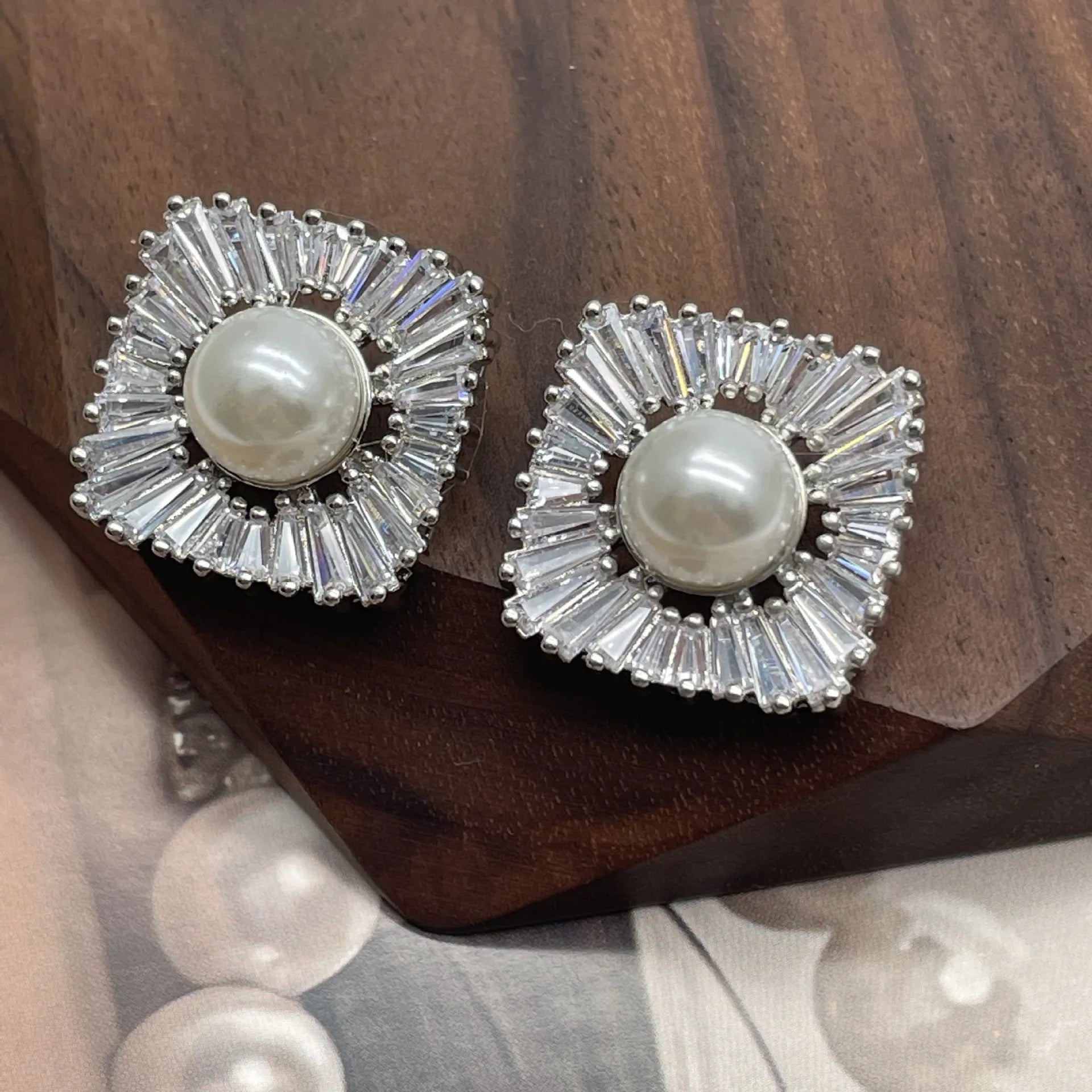 NewestAttractive Design  Diy Handmade Zircon Metal Button  Accessories Alloy Pearl Flower Heart Buttons for Women Coat