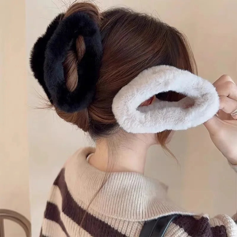 Trendy Hair Claw Clip With Warm Plush Hair Accessories Furry Fuzzy Cloud Shape Charm Pink Fur Fluffy Big Hair Claw for Women