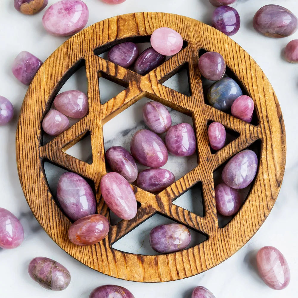 Wholesale High Quality Natural Healing Engraved Hand Carved Palm Lavender Rose Quartz Crystal Tumble Stone for Home Decoration