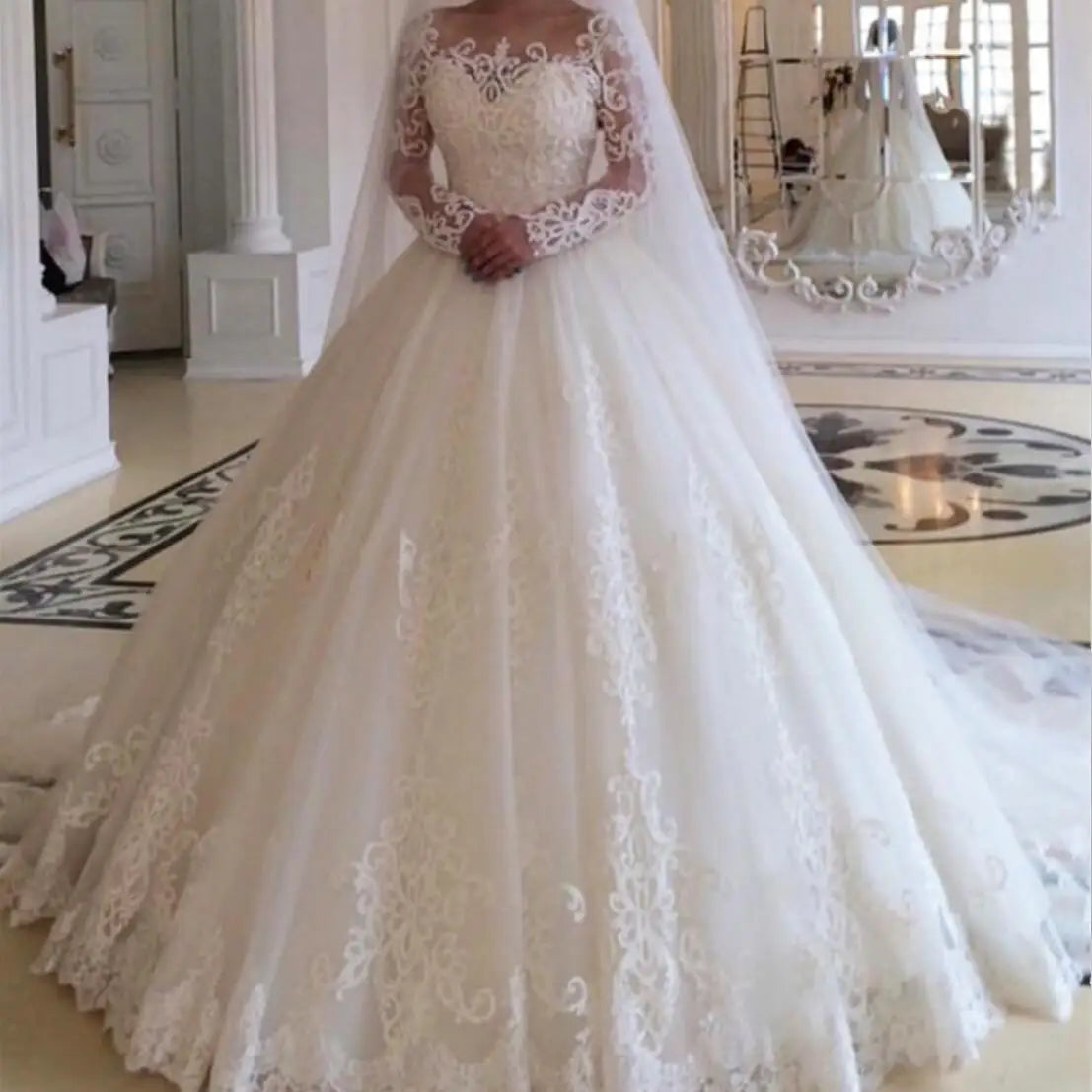 2024 Fashion Long Sleeve Round Neck Plus Size Pure White Ball Gown Wedding Dresses Elegant Lace Appliques Princess Bridal Gown
