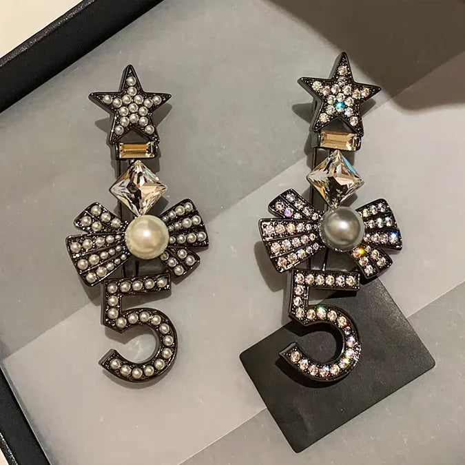 2024 New Light Luxury Retro Plating Black Number 5 Star Pearl With Zircon Brooch Jewelry Customized