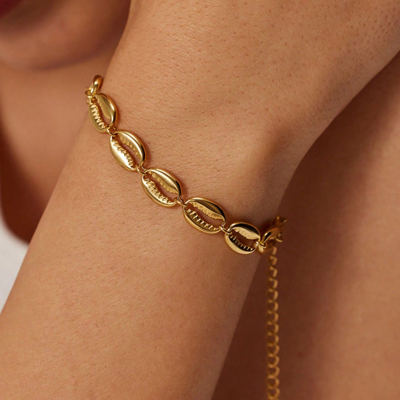 HOVANCI 18k Gold Plated Stainless Steel Fashion Jewelry Hollow Shell Shape Bracelet for Girls
